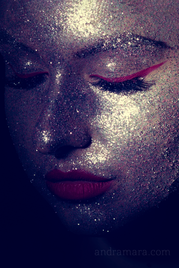 machiaj cu rosu si glitter